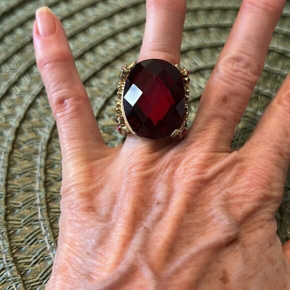 Curations beautiful large red stone ring w/flower details on an ornate band EUC - Picture 3 of 14
